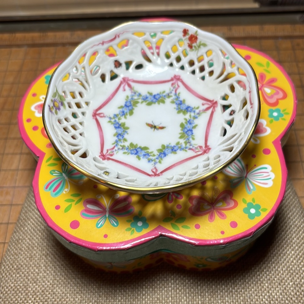 Oscar de la Renta Trinket Dish  Butterfly Flowers 3 15/16”Dx1.25”H W Germany